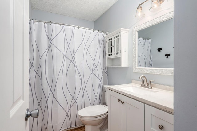 5120 Singleton Dr Unit 36D, Hilliard, OH 43026 - bathroom with vanity, a textured ceiling, toilet, and curtained shower