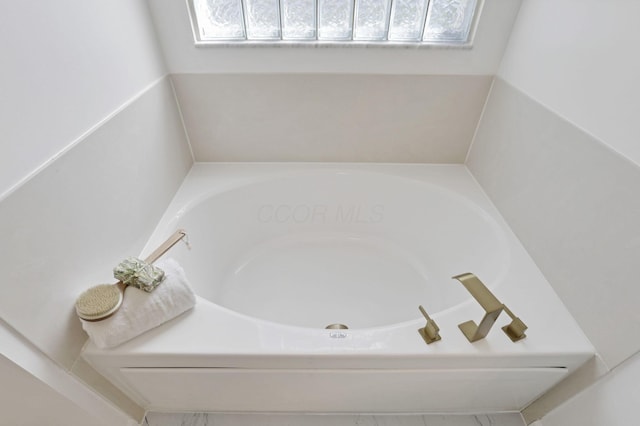 3907 Winding Path Dr, Canal Winchester, OH 43110 - bathroom featuring a garden tub