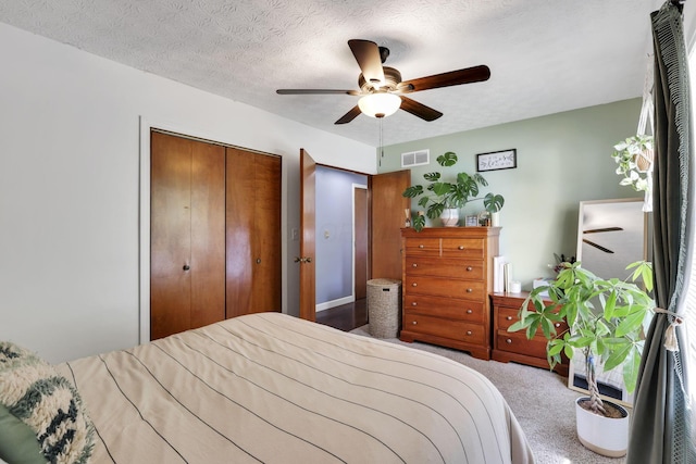 230 Clover Ct, Newark, OH 43055 - bedroom featuring a closet, carpet floors, ceiling fan, and a textured ceiling
