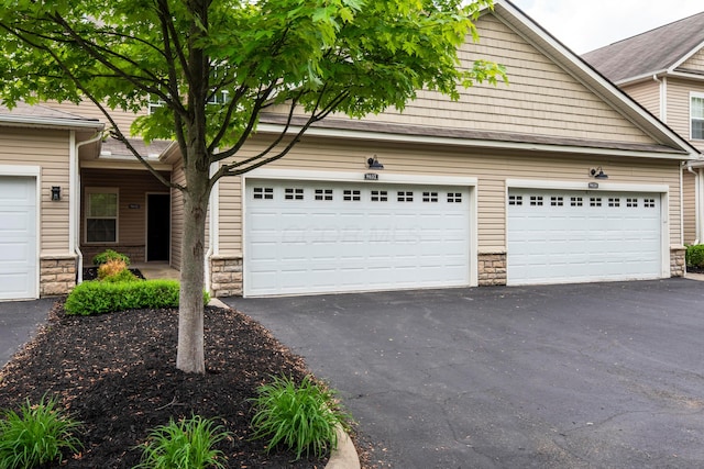 9032 Polaris Lakes Dr, Columbus, OH 43240
