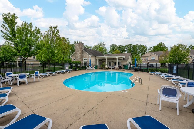 9032 Polaris Lakes Dr, Columbus, OH 43240 - community pool featuring a patio and fence