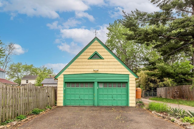 1674 Melrose Ave, Columbus, OH 43224 - detached garage featuring fence