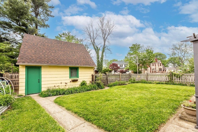 1674 Melrose Ave, Columbus, OH 43224 - view of yard featuring an outbuilding