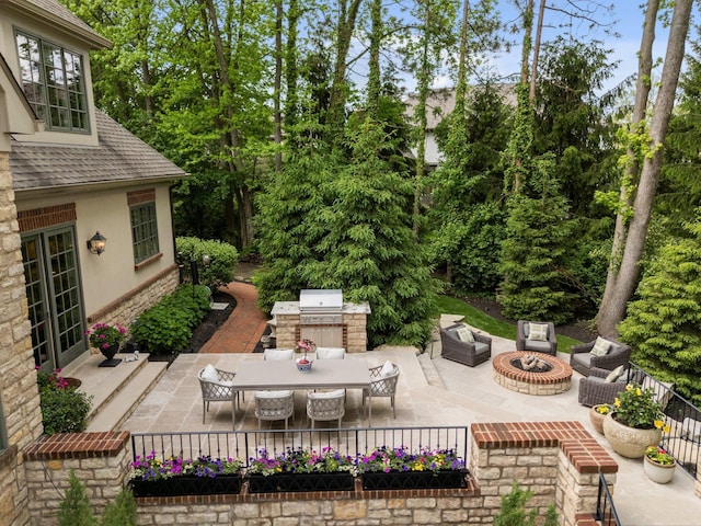 2060 Fontenay Pl, Upper Arlington, OH 43220 - view of patio with exterior kitchen, an outdoor living space with a fire pit, outdoor dining area, and a grill