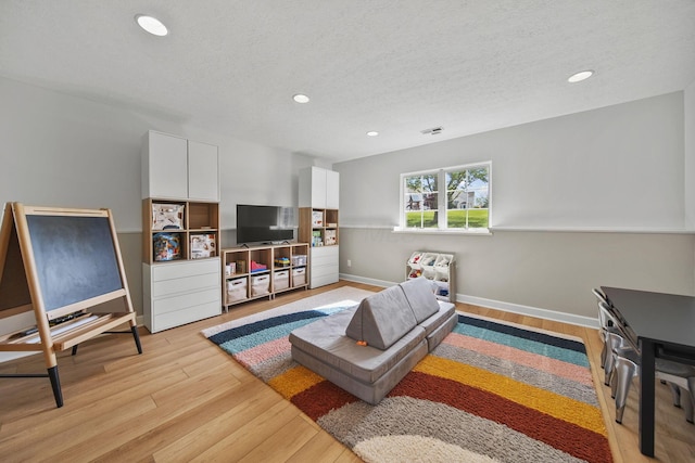 7257 Scioto Pkwy, Powell, OH 43065 - living area featuring light wood-style flooring, recessed lighting, baseboards, and a textured ceiling