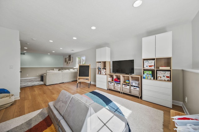 7257 Scioto Pkwy, Powell, OH 43065 - living area featuring light wood-style floors, recessed lighting, and baseboards
