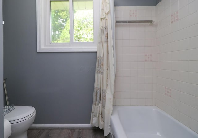 1294 Kings Corners Rd E, Mansfield, OH 44904 - bathroom featuring toilet, shower / bath combination with curtain, baseboards, and wood finished floors