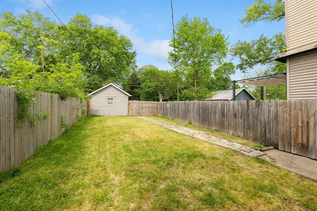 view of yard with an outbuilding