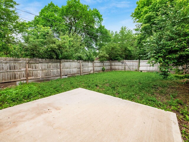 84 Meek Ave, Columbus, OH 43222 - view of yard featuring a patio area