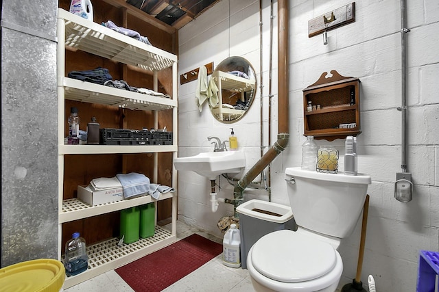 2116 Dunzweiler Dr, Zanesville, OH 43701 - half bath featuring toilet