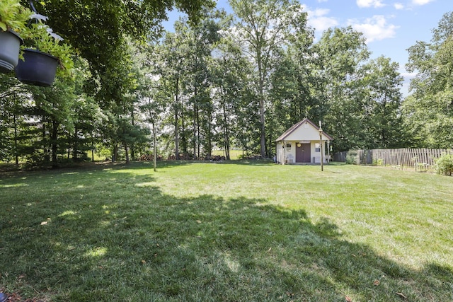 view of yard with an outbuilding