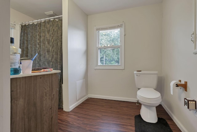 610 W Wheeling St, Lancaster, OH 43130 - full bath featuring wood finished floors, baseboards, toilet, and a shower with curtain