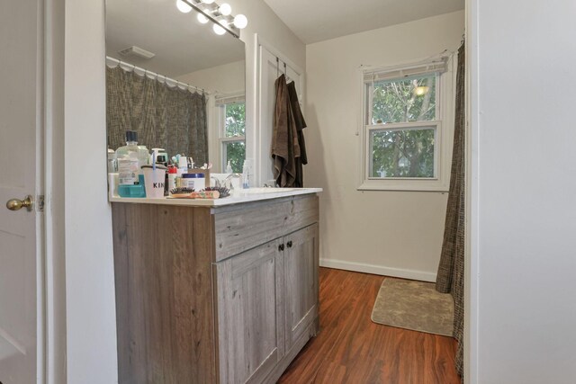 610 W Wheeling St, Lancaster, OH 43130 - full bath featuring wood finished floors, vanity, and baseboards