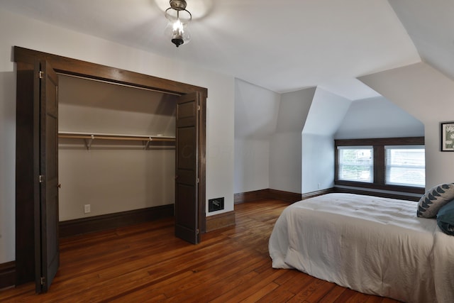 459 E Whittier St, Columbus, OH 43206 - bedroom with dark wood-style flooring, vaulted ceiling, baseboards, and a closet