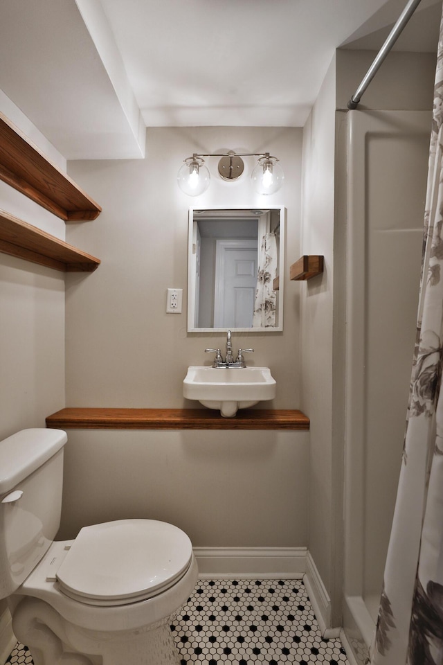 459 E Whittier St, Columbus, OH 43206 - full bathroom with a sink, toilet, curtained shower, baseboards, and tile patterned floors