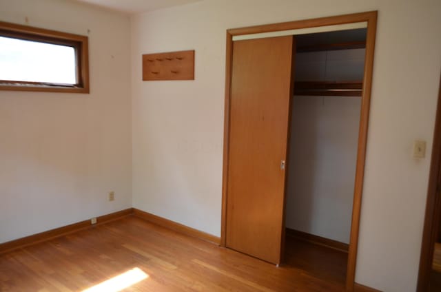 494 Park Overlook Dr, Worthington, OH 43085 - unfurnished bedroom featuring light wood-style floors, a closet, and baseboards