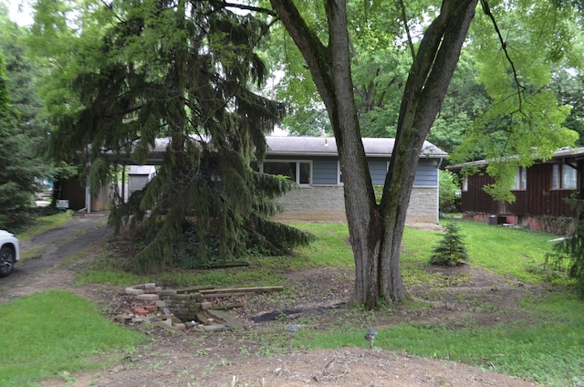 494 Park Overlook Dr, Worthington, OH 43085 - view of front of house with a front yard