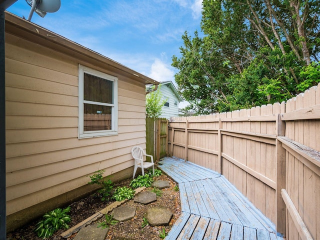 5030 Holbrook Dr, Columbus, OH 43232 - wooden terrace with fence