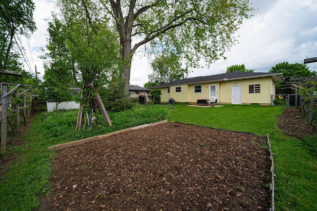 6241 Faircrest Rd, Columbus, OH 43229 - view of yard featuring a patio