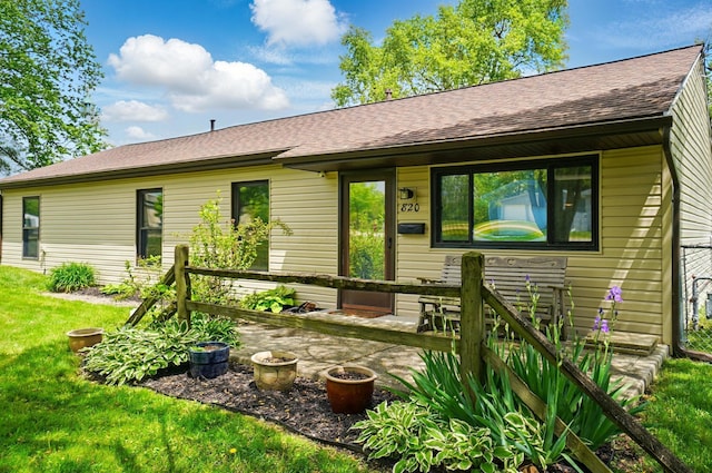 820 N Walnut St, Baltimore, OH 43105 - single story home featuring roof with shingles and a front lawn