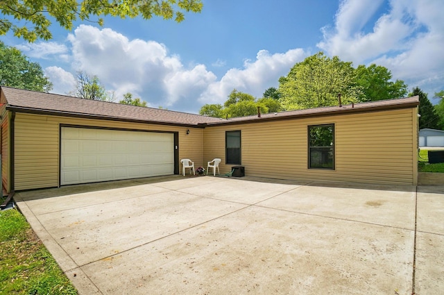820 N Walnut St, Baltimore, OH 43105 - view of front facade with concrete driveway and a garage