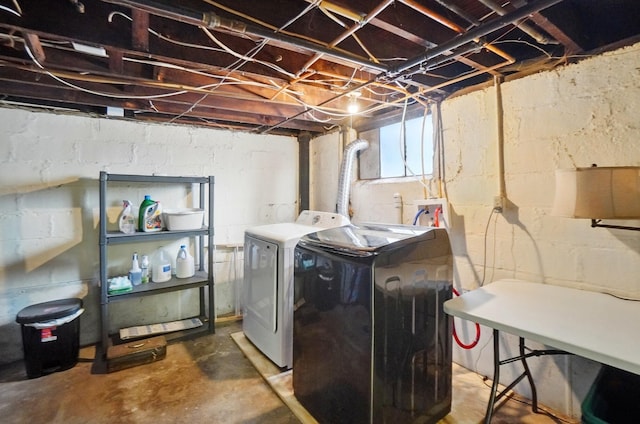 114 Roosevelt Dr, Springfield, OH 45504 - clothes washing area featuring independent washer and dryer
