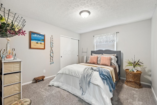 499 Wickham Way, Columbus, OH 43230 - bedroom featuring carpet, a textured ceiling, baseboards, and a closet