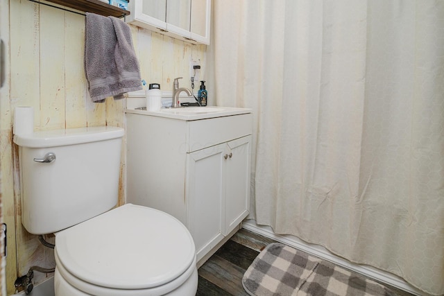780 Basswood Rd, Columbus, OH 43207 - full bath with toilet, wood finished floors, vanity, and shower / tub combo with curtain