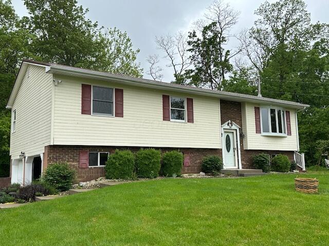 50 Stagecoach Rd, Chillicothe, OH 45601 - raised ranch featuring a garage, a front yard, and brick siding