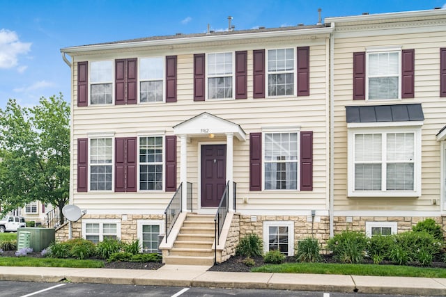 5962 Thunder Gulch Dr, New Albany, OH 43054 - townhome / multi-family property with uncovered parking and entry steps