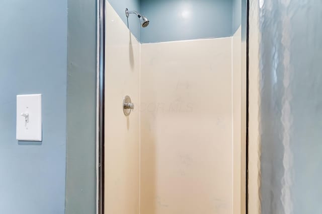 789 Chelsea Ave, Columbus, OH 43209 - full bath featuring a shower