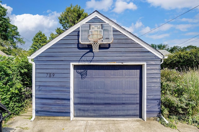 789 Chelsea Ave, Columbus, OH 43209 - detached garage featuring driveway
