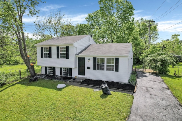 view of front of property featuring a shingled roof