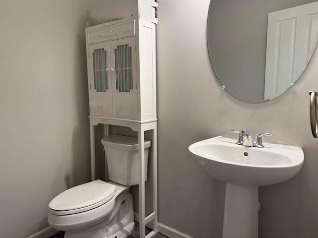 210 Glemsbury Dr, Delaware, OH 43015 - bathroom featuring toilet, a sink, and baseboards