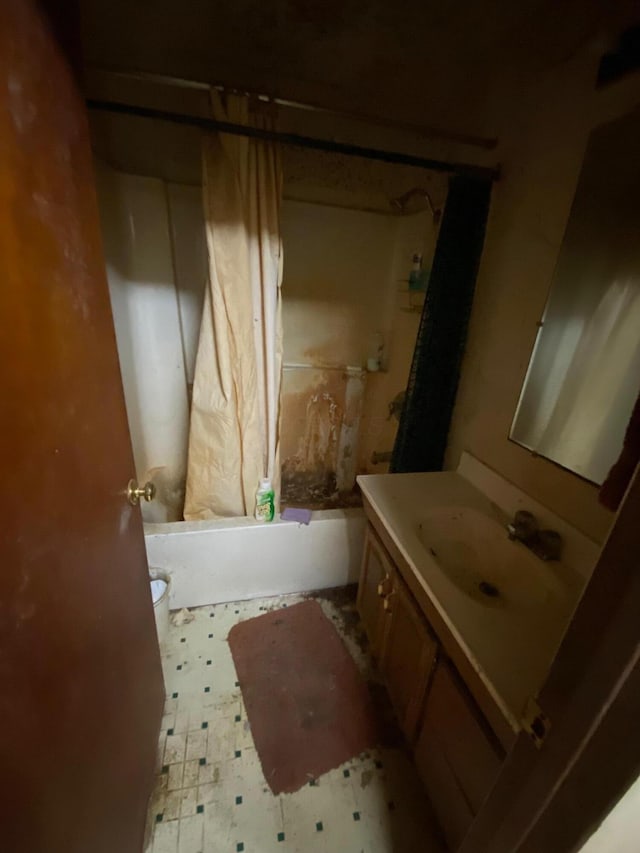 2615 Hamburg Rd SW, Lancaster, OH 43130 - bathroom featuring vanity, tub / shower combination, and toilet