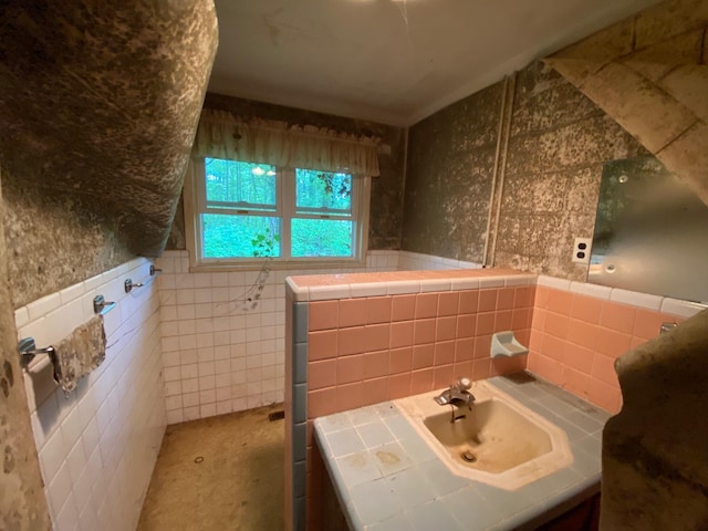 2615 Hamburg Rd SW, Lancaster, OH 43130 - bathroom with tile walls and a sink