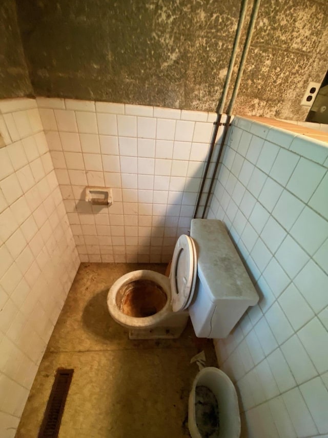 2615 Hamburg Rd SW, Lancaster, OH 43130 - bathroom featuring tile walls and toilet