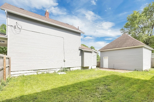 527 E Welch Ave, Columbus, OH 43207 - view of yard featuring an outdoor structure