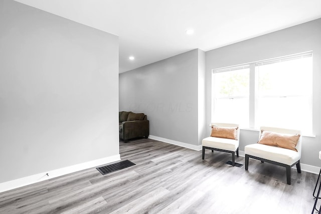 527 E Welch Ave, Columbus, OH 43207 - living area featuring wood finished floors, baseboards, and recessed lighting