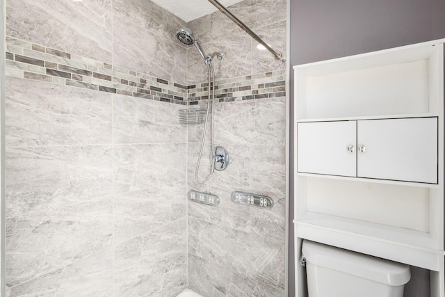 1279 Reana Dr, Galloway, OH 43119 - bathroom featuring tiled shower and toilet