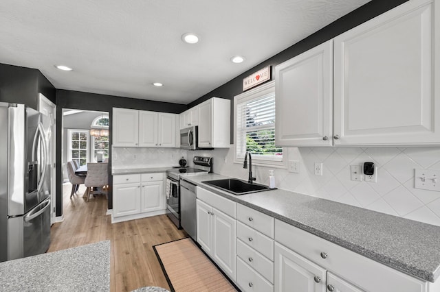 4008 Ryleland Ct, Powell, OH 43065 - kitchen featuring stainless steel appliances, a sink, plenty of natural light, light wood-type flooring, and recessed lighting