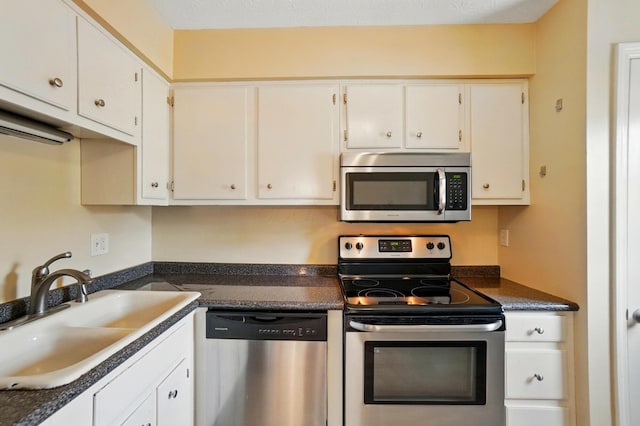 662 Pamlico St Unit Z7, Columbus, OH 43228 - kitchen with appliances with stainless steel finishes, a sink, dark countertops, and white cabinetry