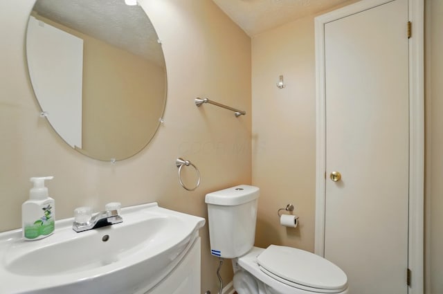 662 Pamlico St Unit Z7, Columbus, OH 43228 - bathroom featuring a sink, toilet, and a textured ceiling