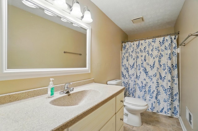 662 Pamlico St Unit Z7, Columbus, OH 43228 - full bath featuring toilet, vanity, a shower with shower curtain, and a textured ceiling