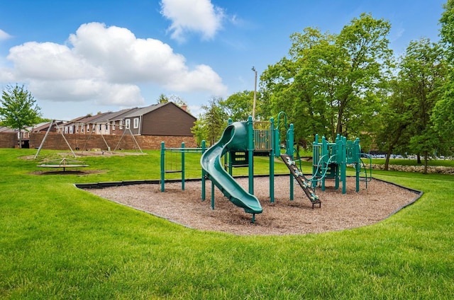 662 Pamlico St Unit Z7, Columbus, OH 43228 - communal playground with a lawn