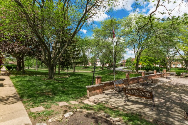 662 Pamlico St Unit Z7, Columbus, OH 43228 - view of property's community featuring a lawn and a patio area