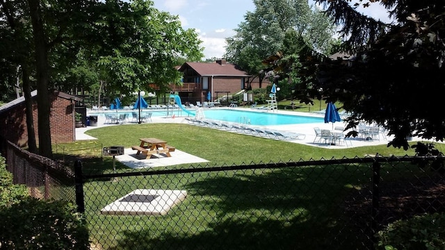 662 Pamlico St Unit Z7, Columbus, OH 43228 - community pool featuring a patio