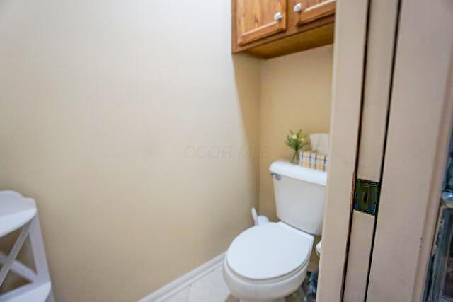 532 Woodview Rd, Westerville, OH 43081 - bathroom with toilet and baseboards