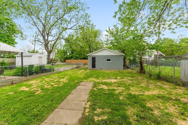 581 Kelton Ave, Columbus, OH 43205 - view of yard featuring an outbuilding
