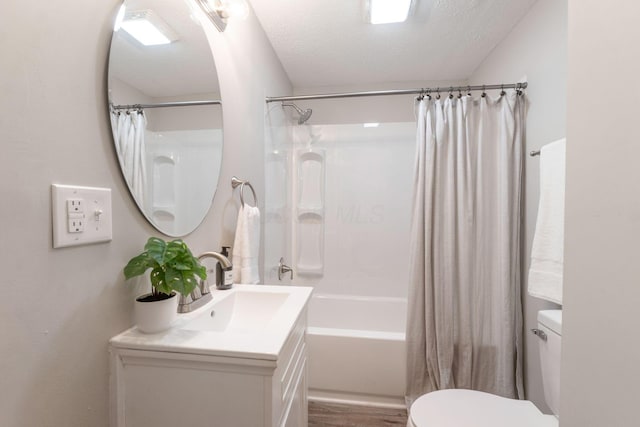 581 Kelton Ave, Columbus, OH 43205 - full bath with toilet, a textured ceiling, shower / tub combo, vanity, and wood finished floors